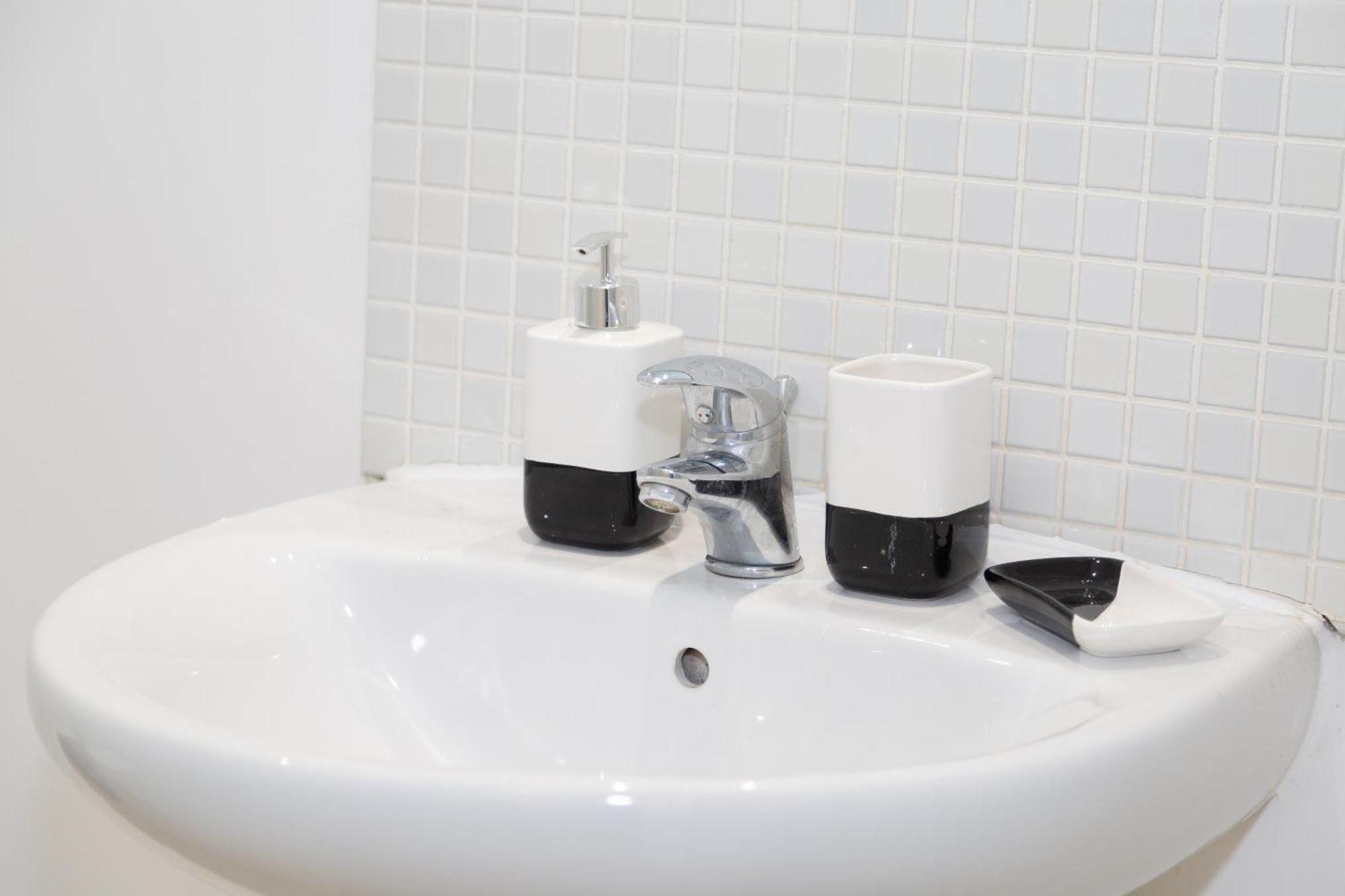 Serviced Apartment In Liverpool City Centre - Free Parking - Balcony - By Happy Days 외부 사진