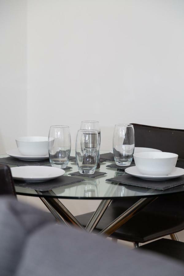 Serviced Apartment In Liverpool City Centre - Free Parking - Balcony - By Happy Days 외부 사진