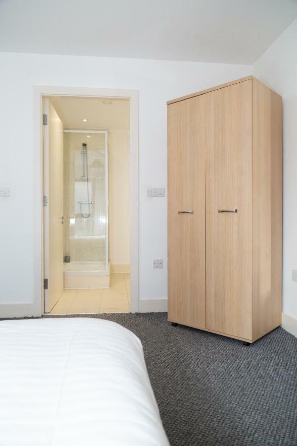 Serviced Apartment In Liverpool City Centre - Free Parking - Balcony - By Happy Days 외부 사진